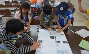 見学後はみんなで壁新聞を作ります